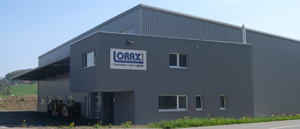 Produktionshalle mit CNC-Maschinen